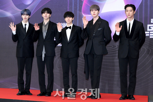 그룹 원어스(ONEUS)가 15일 오후 서울 영등포구 KBS 신관에서 진행된 ‘2023 뮤직뱅크 글로벌 페스티벌’ 레드카펫에서 포즈를 취하고 있다. 김규빈 기자