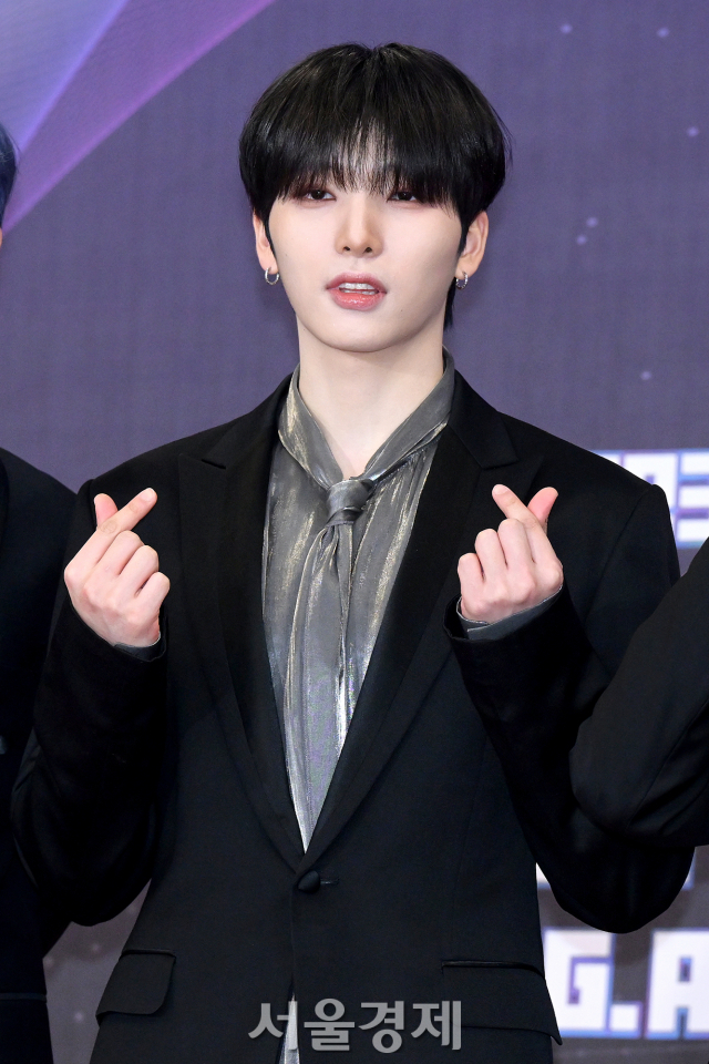 그룹 원어스(ONEUS) 서호가 15일 오후 서울 영등포구 KBS 신관에서 진행된 ‘2023 뮤직뱅크 글로벌 페스티벌’ 레드카펫에서 포즈를 취하고 있다. 김규빈 기자