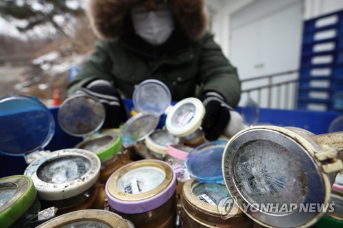 서울 서대문구 서부수도사업소에서 관계자가 동파된 수도계량기를 정리하고 있다. 연합뉴스