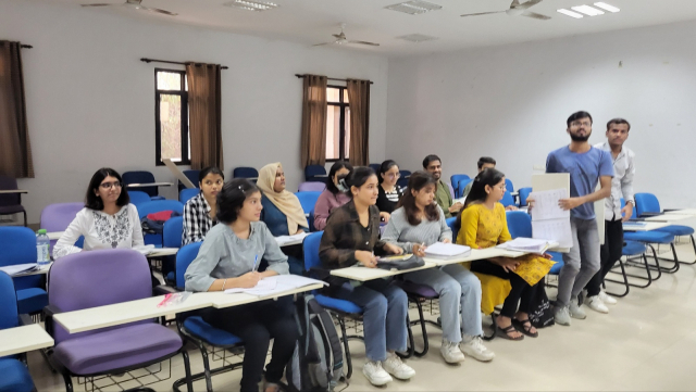 네루대 한국어과 학생들이 한국어 수업을 듣고 있다.