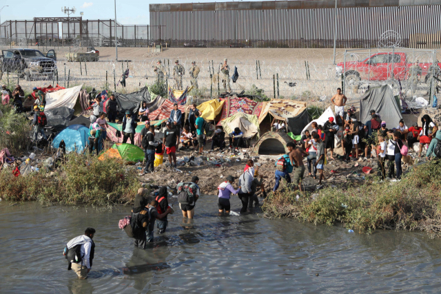 미국에 들어가려는 이민자들이 미국과 국경을 맞댄 멕시코 치와와주 리오그란데강을 줄지어 건너가고 있다. AFP 연합뉴스