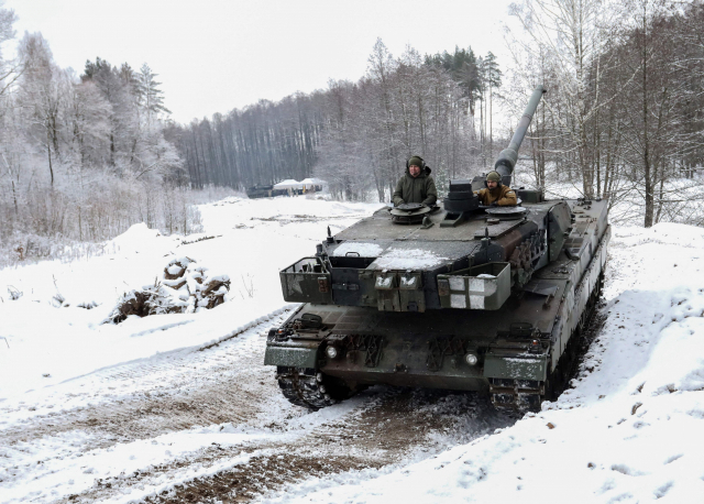 우크라이나에 투입됐던 독일의 레오파드2 탱크가 수리를 마치고 리투아니아 인근 기지에서 테스트를 받고 있다. AFP연합뉴스