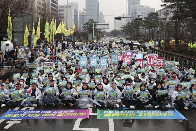 6일 오후 국회의사당역 인근에서 열린 3차 보건의료노조 결의대회에서 참가자들이 공공의료 강화 등을 촉구하며 구호를 외치고 있다. 연합뉴스