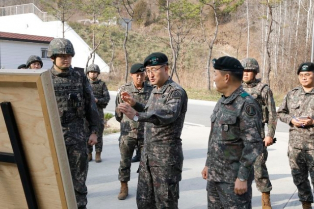 박안수 육군참모총장이 지난 11월 23일 미사일전략사령부 예하부대를 방문해 부대 및 작전현황에 대한 브리핑을 받고 있다. 사진 제공=육군