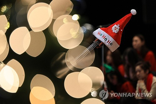 7일 오후 서울 서대문구 이화여자대학교 대강당에서 2023 이화가족 성탄예배가 진행되는 가운데 콘트라베이스에 산타클로스 모자가 걸려 있다. 연합뉴스