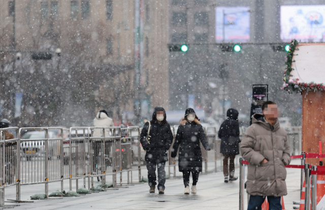 아침 기온이 영하로 내려가며 강추위의 날씨를 보이는 16일 오전 서울 종로구 광화문광장 일대에 눈이 내리고 있다. 연합뉴스