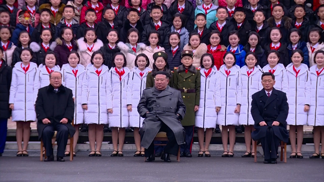 김정은 북한 국무위원장이 이달 8일 제5차 전국어머니대회 참가자들과 함께 기념사진을 촬영했다고 조선중앙TV가 9일 보도했다. 조선중앙TV·연합뉴스