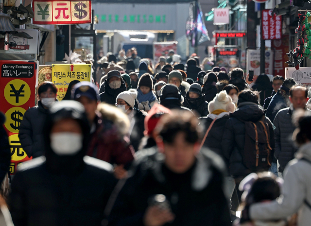 주말 명동 찾은 시민들 (서울=연합뉴스) 류영석 기자 = 서울 최저 기온이 영하 10도 아래로 떨어진 17일 서울 명동거리에서 시민 및 관광객들이 두꺼운 옷차림을 한 채 걸어가고 있다. 2023.12.17 ondol@yna.co.kr (끝)