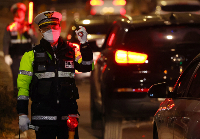 연말 모임이 늘고 있는 가운데 9일 밤 서울 마포구의 한 도로에서 마포경찰서 소속 경찰관들이 음주운전 단속을 하고 있다. 연합뉴스