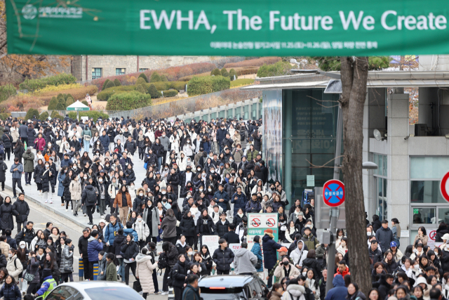 지난달 26일 2024학년도 수시모집 논술고사가 열린 서울 서대문구 이화여자대학교에서 시험을 마친 수험생들이 학교를 빠져나오고 있다. 연합뉴스