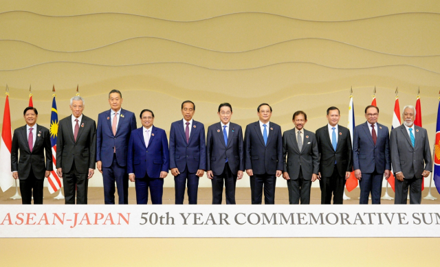 일본-동남아시아국가연합(ASEAN·아세안) 특별 정상회의 기념 사진. 연합뉴스
