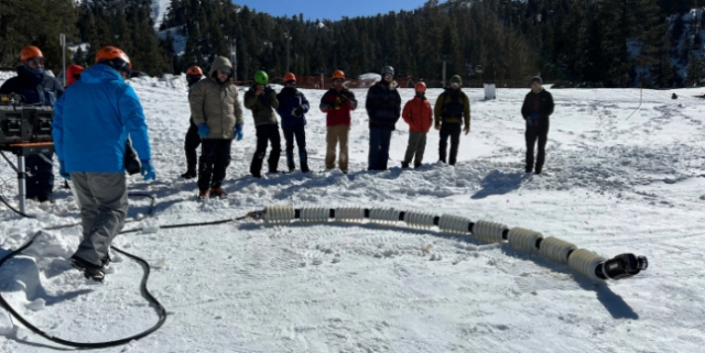 엔셀라두스를 탐사하게 될 나사의 ‘뱀 로봇’이 얼음 땅에서 성능 시험을 하고 있다. 사진제공=나사