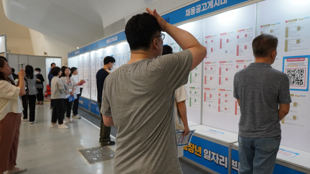 지난 5월 코엑스에서 개최된 중장년 일자리 박람회에서 시민들이 일자리 정보를 살펴보고 있다. / 정예지 기자