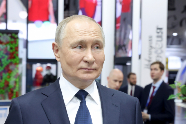 블라디미르 푸틴 러시아 대통령이 17일(현지시간) 모스크바에서 열린 러시아국제엑스포에 참석하고 있다. 타스연합뉴스