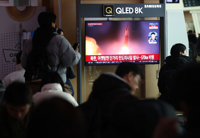 북한이 동해상으로 대륙간탄도미사일(ICBM)로 추정되는 탄도미사일을 발사한 18일 오전 서울역에서 시민들이 관련 뉴스 보도를 보고 있다. 북한은 전날에도 동해상으로 단거리 탄도미사일 1발을 발사했다./연합뉴스