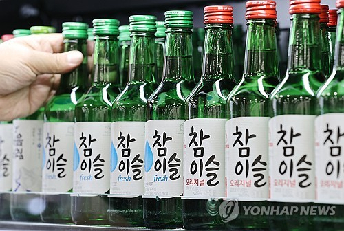 서울 한 대형마트에 진열된 하이트진로의 소주 제품들./사진제공=연합뉴스