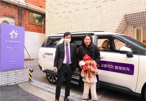 사진=파파 크루(왼쪽), 한국백혈병어린이재단 환아와 어머니가 파파 휠체어카 앞에 서있는 모습
