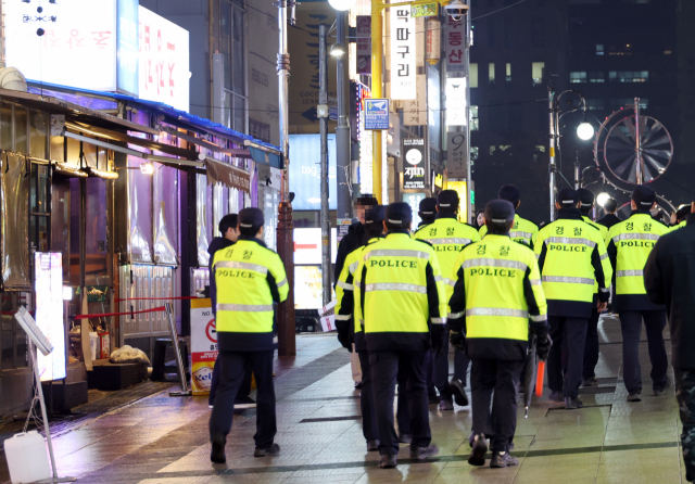 지난달 16일 오후 인천시 남동구 구월동 로데오거리에서 경찰관들이 순찰을 하고 있다. 연합뉴스