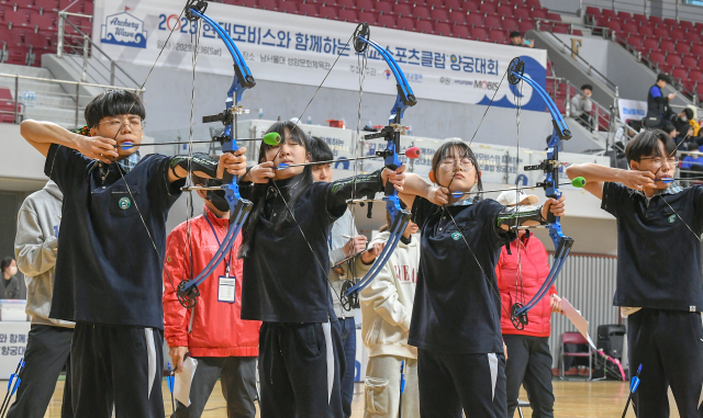 현대모비스가 16일 충남 천안 남서울대에서 개최한 학교스포츠클럽 양궁대회의 참가자들이 활시위를 당기고 있다. 사진 제공=현대모비스