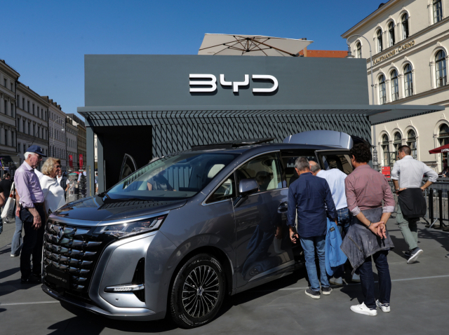 독일 뮌헨에서 열린 IAA 모빌리티 2023에서 관람객들이 비야디(BYD) 차량을 둘러보고 있다. 신화연합뉴스