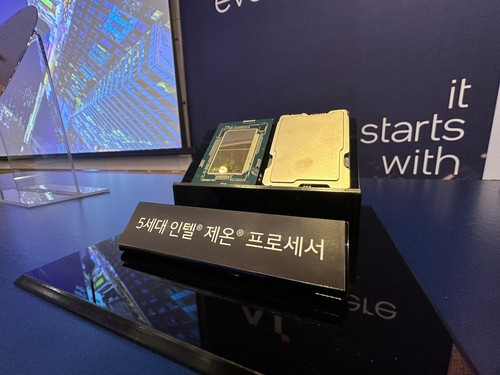 인텔의 신규 서버용 칩 5세대 인텔 제온 프로세서. 사진=연합뉴스