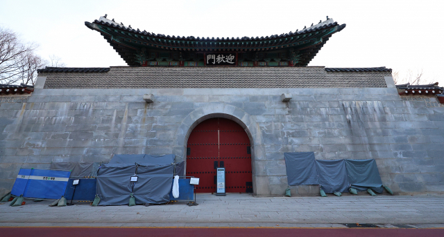 18일 오전 경복궁 영추문 담벼락에 16일과 17일 발생한 낙서로 훼손된 담장을 기리기 위해 가림막이 설치돼 있다. 연합뉴스