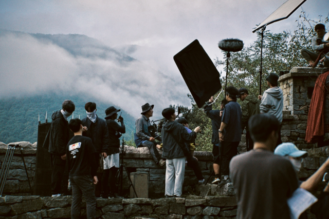 산을 표현하기 위해 실제 산성에서 촬영하는 스텝들의 모습 / 사진=KBS 제공