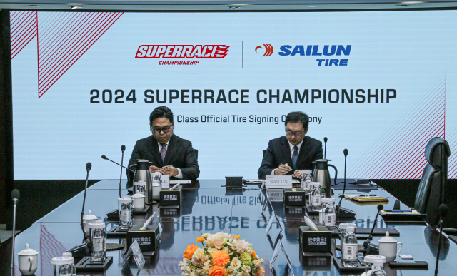 김동빈(왼쪽) 슈퍼레이스 대표와 왕 쥬상 사일룬 타이어 부사장. 사진 제공=슈퍼레이스