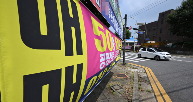 경기 시흥시 시화국가산업단지 곳곳에 공장 매매·임대 안내 현수막이 걸려 있다.시흥=오승현 기자