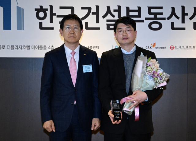 19일 서울 중구 더 플라자 호텔에서 열린 제1회 2023 한국건설부동산산업대상에서 스마트 건설기술 부문을 수상한 최종길(오른쪽) 포스코이앤씨 그룹장이 시상자인 안시권 대한건설협회 상근부회장과 기념촬영을 하고 있다./성형주 기자