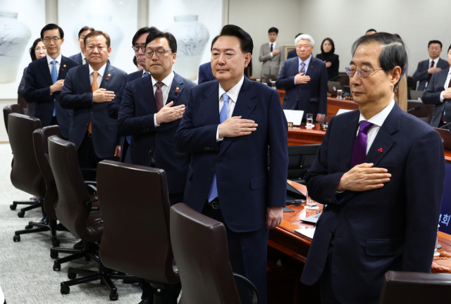 윤석열 대통령이 19일 서울 용산 대통령실 청사에서 열린 국무회의에서 국기에 경례하고 있다. 연합뉴스