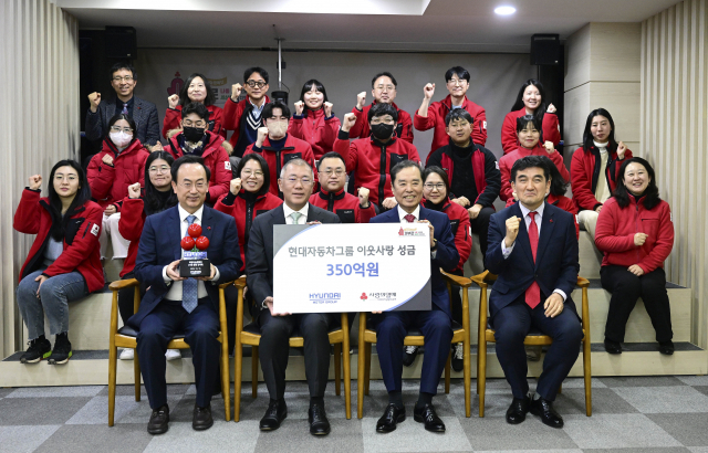 정의선 현대차그룹 회장이 18일 서울 중구에 위치한 사회복지공동모금회를 찾아 김병준 회장에게 이웃사랑 성금 350억 원을 기탁한 관계자들과 기념 촬영을 하고 있다. 앞줄 왼쪽부터 김걸 현대차그룹 사장, 정 회장, 김 회장, 황인식 사무총장. 사진 제공=현대차그룹