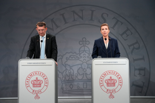 메테 프레데릭센(오른쪽) 덴마크 총리와 트로엘스 룬드 포울센 부총리 겸 국방장관 19일(현지시간) 코펜하겐 국무부에서 미국과의 방위 협정 체결에 대한 기자회견을 진행하고 있다./AFP연합뉴스