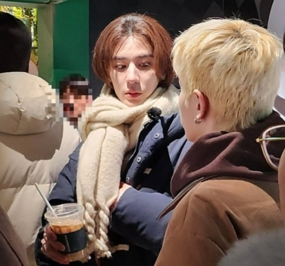 아이돌그룹 보이넥스트도어 멤버가 음료 반입이 금지된 판다월드에서 음료를 들고 있다. /출처=온라인카페