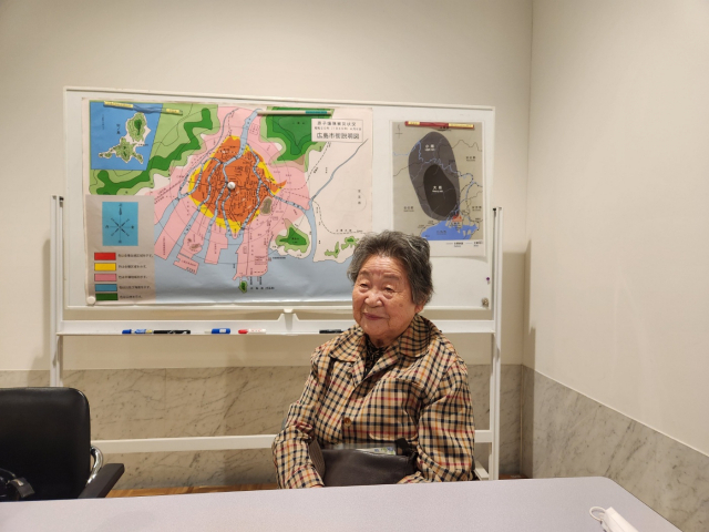 히로시마 원폭 피해자 박남주 할머니가 이달 3일 히로시마평화기념관 미팅룸에서 기자단과 인터뷰하고 있다. 사진 제공=공동취재단