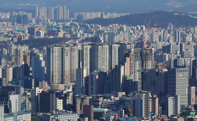 서울 남산에서 바라본 서울 시내 아파트 단지 모습. 연합뉴스