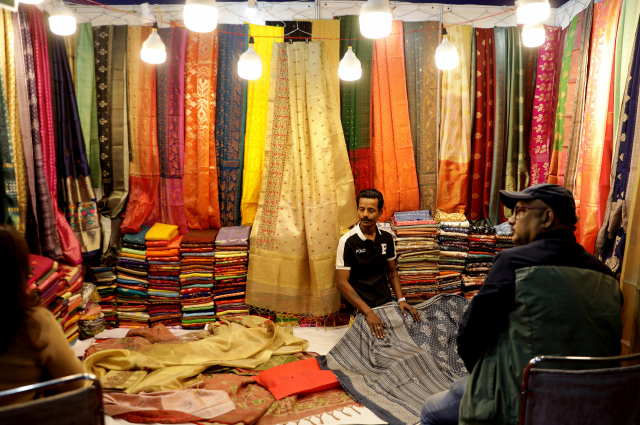 12월 19일(현지시간) 인도 동부 콜카타에서 열린 ‘제19회 국제 무역 박람회’ 기간 동안 비단 옷감들이 매대에 전시돼있다. EPA연합뉴스