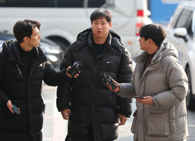 미국 프로야구 김하성(샌디에이고 파드리스)을 공갈 협박 및 명예훼손한 혐의를 받는 야구선수 임혜동이 20일 오후 서울 강남경찰서에 조사를 받기 위해 출석하고 있다. 연합뉴스