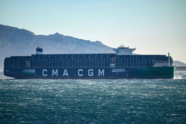 프랑스 최대 해운사인 ‘CMA CGM’의 컨테이너선이 프랑스 남부 마르세유만에서 출항하고 있다. 이 회사는 예멘 후티 반군의 선박 공격 이후 16일(현지 시간)부터 홍해의 컨테이너선 통과를 중단한다고 발표했다. AFP연합뉴스