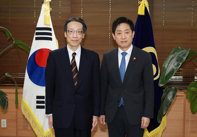 김주현(오른쪽) 금융위원장과 구리타 데루히사 일본 금융청 장관이 19일 정부서울청사에서 회담을 갖고 기념 촬영을 하고 있다. 사진 제공=금융위
