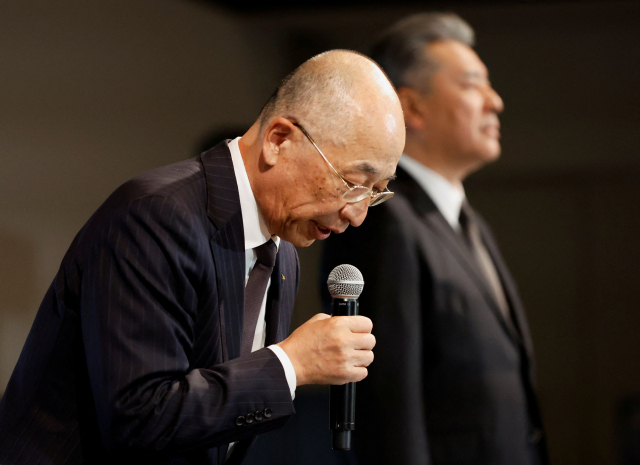 오쿠다이라 소이치로 다이하쓰 자동차 대표가 20일 일본 도쿄에서 열린 기자회견에서 고개 숙여 사과하고 있다. 로이터연합뉴스