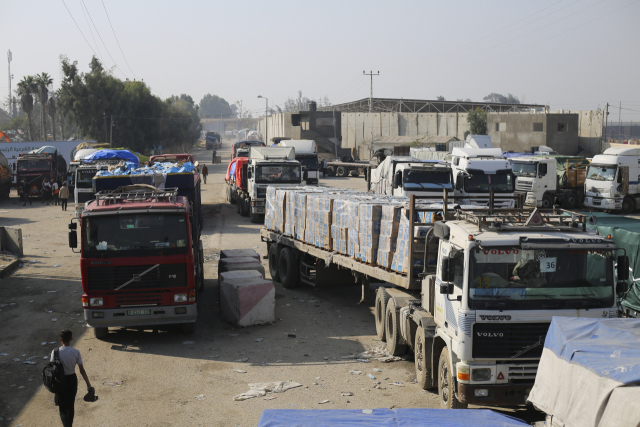 18일(현지시간) 구호물품을 실은 트럭들이 이스라엘에서 가자지구로 진입하고 있다. AP연합뉴스