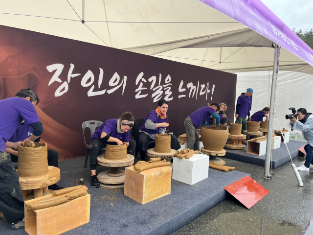 지난 5월 열린 울산옹기축제에 참가자들이 옹기 만들기 체험을 하고 있다. 사진제공=울주군