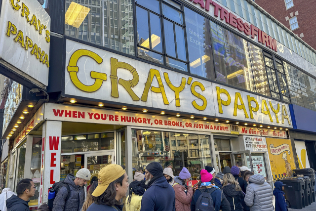 지난달 23일(현지시간) 미국 뉴욕의 ‘그레이 파파야’ 핫도그와 과일 주스 식당 앞에 사람들이 몰려들고 있다. AP연합뉴스