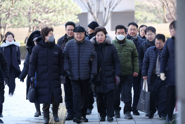 일제 강제동원 피해자들과 유족들이 21일 오전 서울 서초구 대법원에서 열린 미쓰비시중공업과 일본제철을 상대로 낸 손해배상 청구 소송 2건의 상고심 선고가 열리는 법정에 들어가고 있다. 연합뉴스