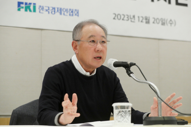 류진 한국경제인협회 회장이 20일 한경협 회관에서 열린 기자간담회에서 취재진 질문에 답하고 있다. 사진제공=한국경제인협