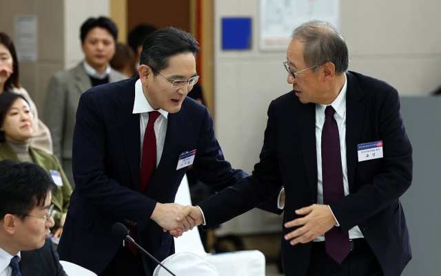 류진 한경협 회장 '4대 그룹 많이 도와주고 있어'… 총수들 회장단 복귀하나