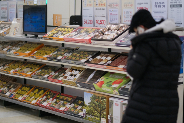 21일 서울 용산구 이마트 용산점에서 시민들이 설날 선물 세트를 살펴보고 있다. 연합뉴스