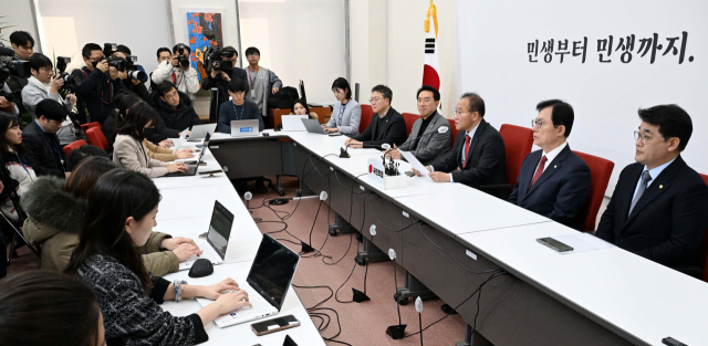 윤재옥 국민의힘 원내대표 겸 대표 권한대행이 21일 국회에서 긴급 기자간담회를 열고 비대위원장에 한동훈 법무장관을 추천했다고 밝히고 있다. 권욱 기자 2023.12.21