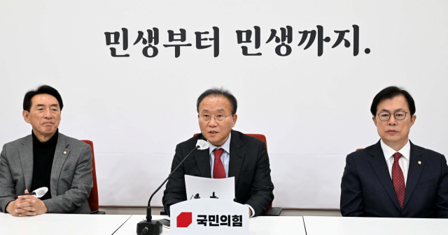 윤재옥 국민의힘 원내대표 겸 대표 권한대행이 21일 국회에서 긴급 기자간담회를 열고 비대위원장에 한동훈 법무장관을 추천했다고 밝히고 있다. 권욱 기자 2023.12.21